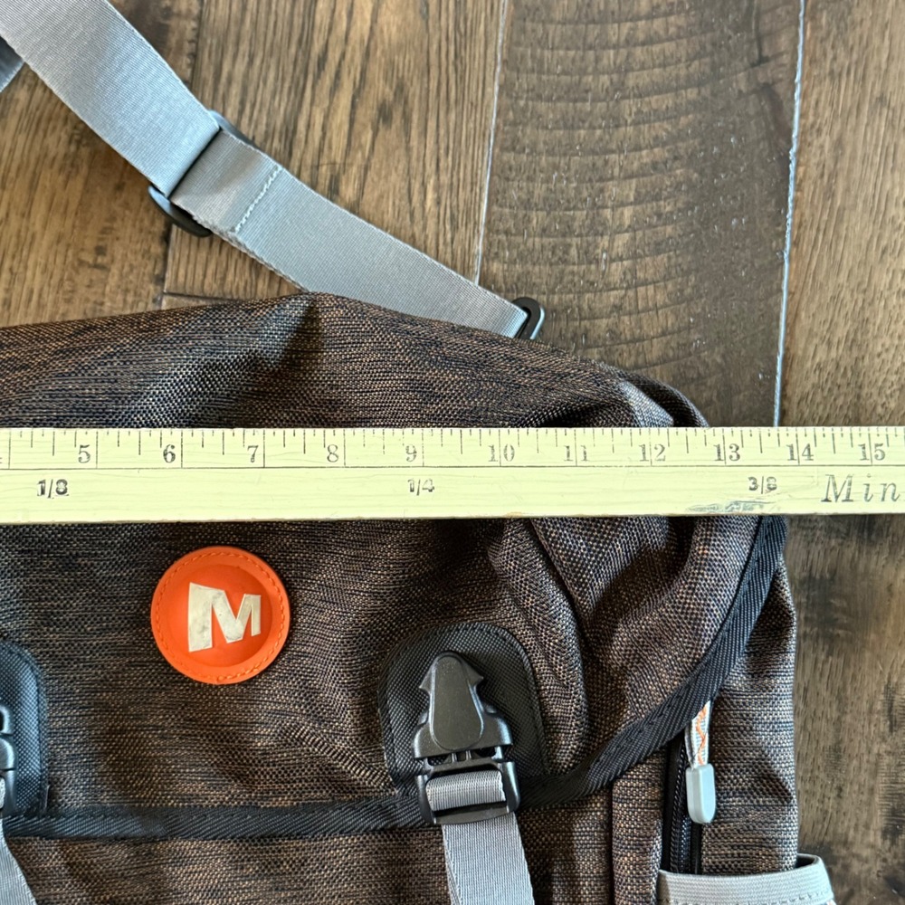 Merrell Messenger Bag Brown Grey Crossbody Laptop Padded Strap Outdoors Gorpcore - Picture 3 of 11